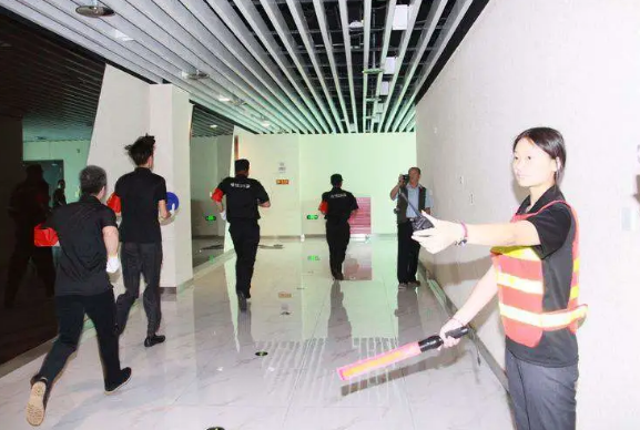 保定消防工程公司：商場發(fā)生火災(zāi)如何逃生？做好這四點(diǎn)！